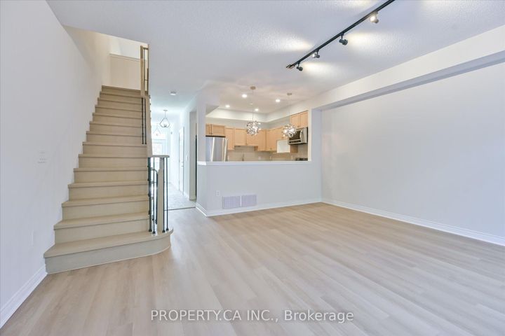 Photo 10 at 46 - 1051 On Bogart Circle, College Manor, Newmarket