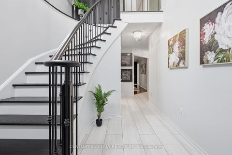 Photo 2 at 18 Abbott Avenue, Bayview Northeast, Aurora