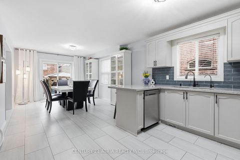 Photo 4 at 18 Abbott Avenue, Bayview Northeast, Aurora