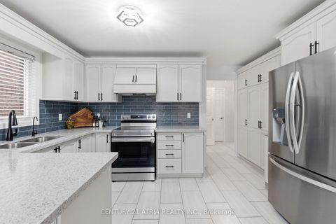 Photo 5 at 18 Abbott Avenue, Bayview Northeast, Aurora