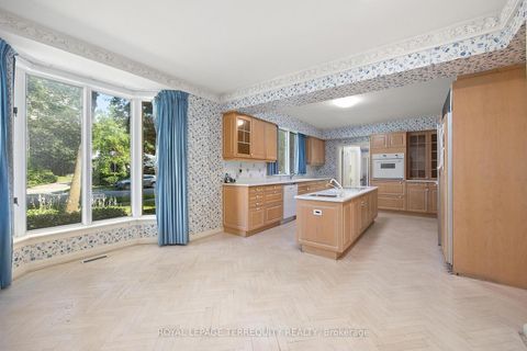 Photo 12 at 2 Chieftain Crescent, Windfields, Toronto