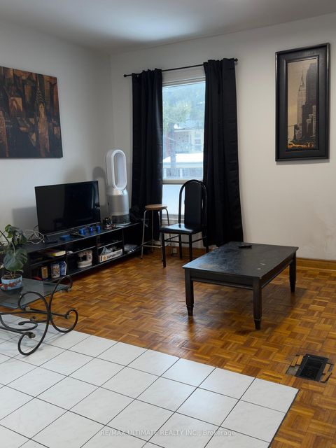 Photo 4 at 33 Shannon Street, Bellwoods, Toronto