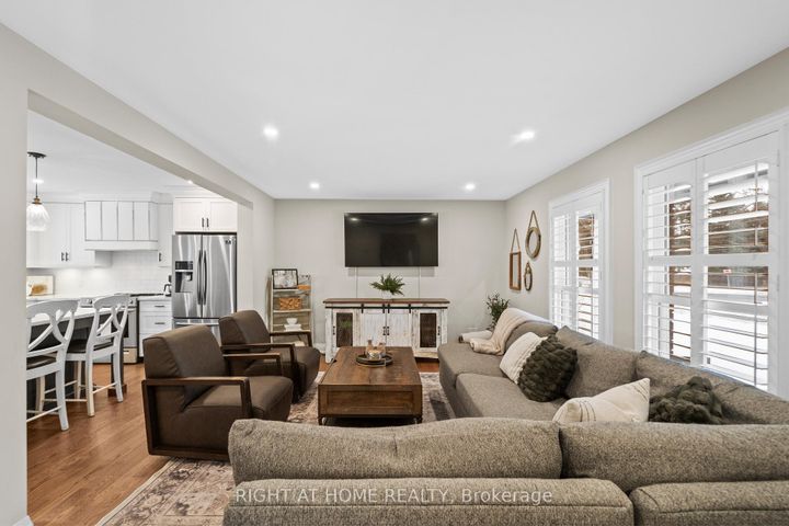 Photo 4 at 41 Amberly Boulevard, Ancaster, Hamilton