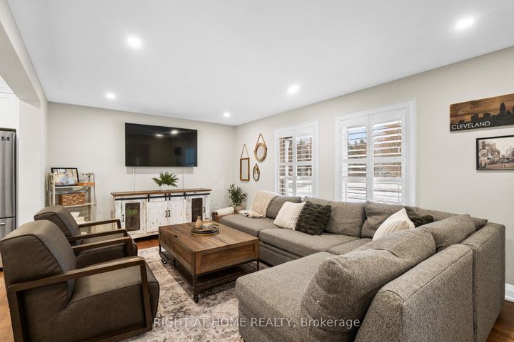 Photo 5 at 41 Amberly Boulevard, Ancaster, Hamilton