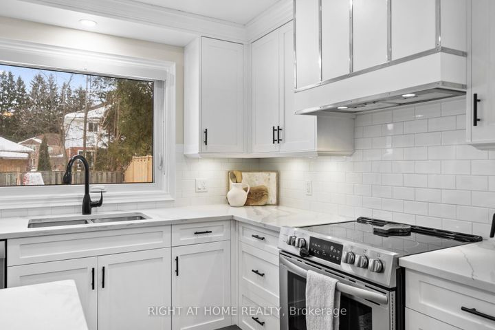 Photo 10 at 41 Amberly Boulevard, Ancaster, Hamilton