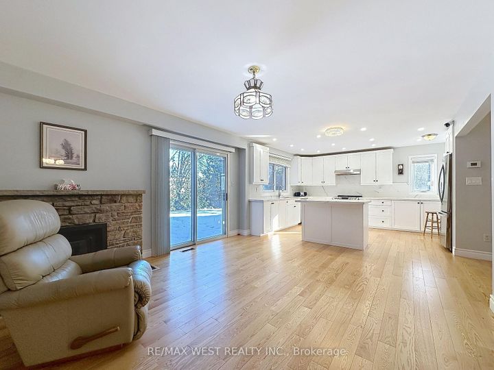 Photo 10 at 20 Foxwood Grove, L'Amoreaux, Toronto