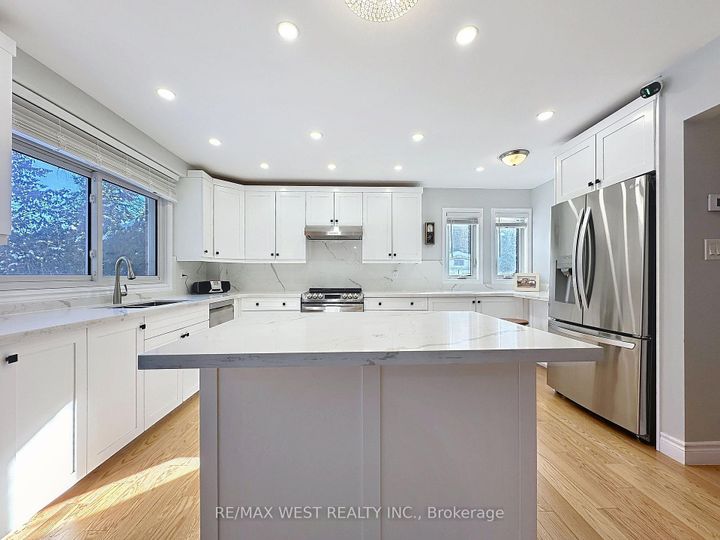 Photo 13 at 20 Foxwood Grove, L'Amoreaux, Toronto