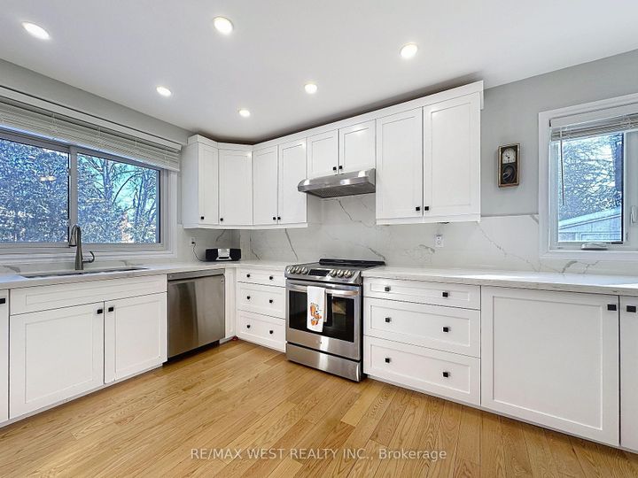 Photo 16 at 20 Foxwood Grove, L'Amoreaux, Toronto