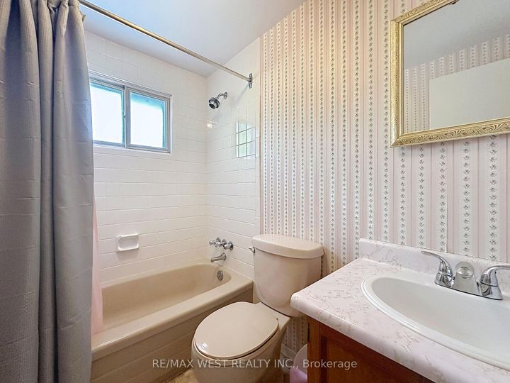 Photo 33 at 20 Foxwood Grove, L'Amoreaux, Toronto