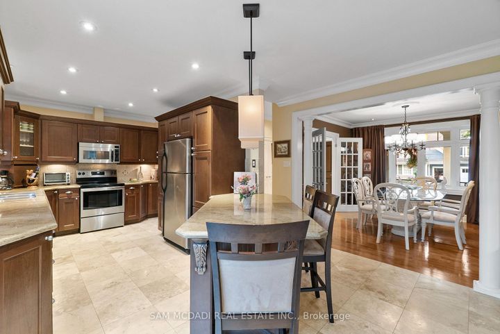 Photo 7 at 1522 Glenhill Crescent, Lorne Park, Mississauga