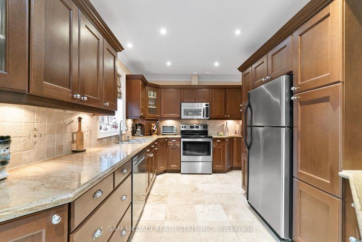 Photo 8 at 1522 Glenhill Crescent, Lorne Park, Mississauga