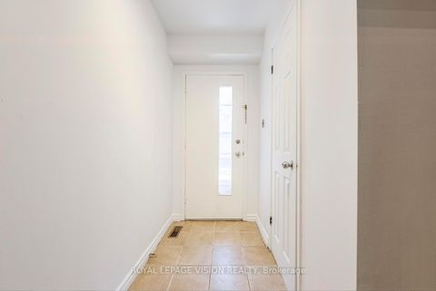 Photo 4 at 8 - 301 Washburn Way, Malvern, Toronto