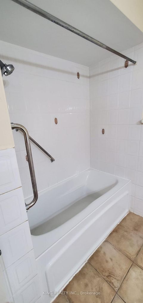 Photo 13 at 3403 Jolliffe Avenue, Malton, Mississauga