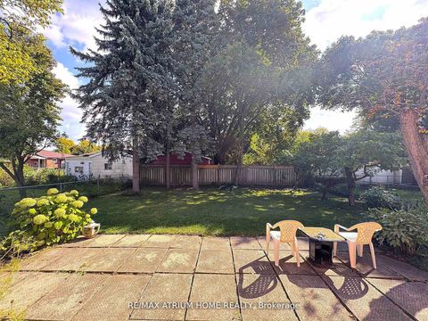 Photo 18 at 9 Crossen Drive, Newtonbrook West, Toronto