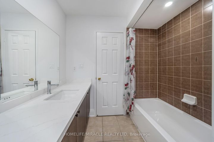 Photo 32 at 18 Dawes Road, Credit Valley, Brampton