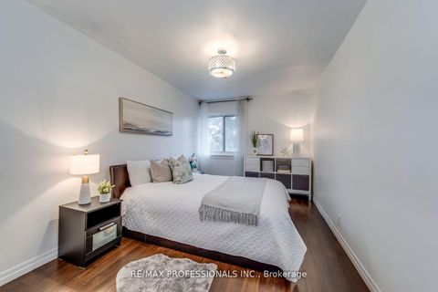 Photo 25 at 51 - 4345 Bloor Street W, Markland Wood, Toronto