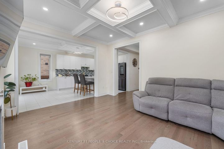 Photo 10 at 64 Coldwell Bay Circle, Kleinburg, Vaughan