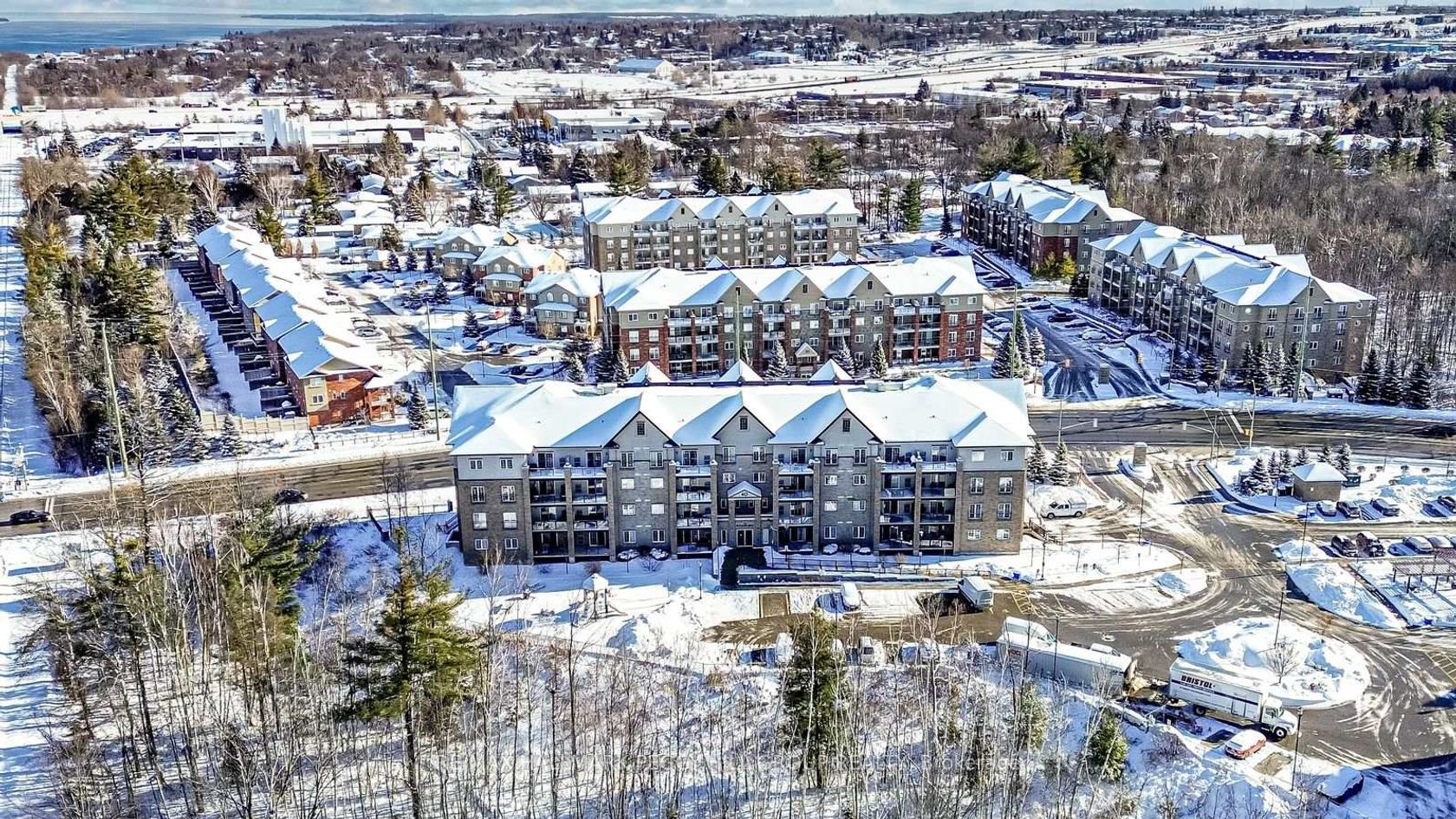 402 - 40 Ferndale Drive S, Ardagh, Barrie photo number 2