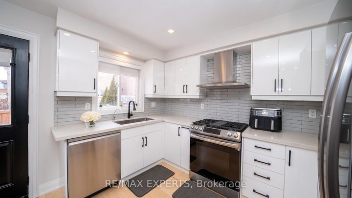 Photo 7 at 111 Argento Crescent, Vellore Village, Vaughan