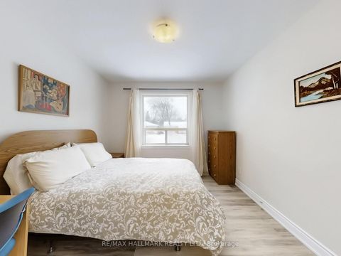 Photo 10 at 79 Cartier Crescent, Crosby, Richmond Hill