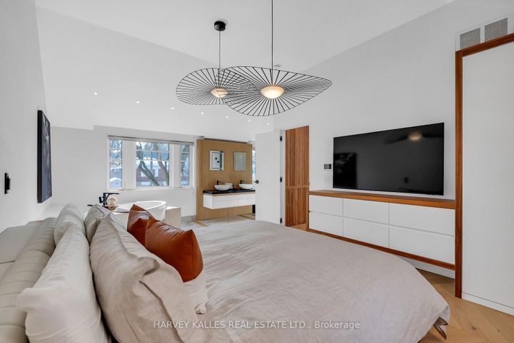 Photo 23 at 4 Belvedere Boulevard, Kingsway South, Toronto