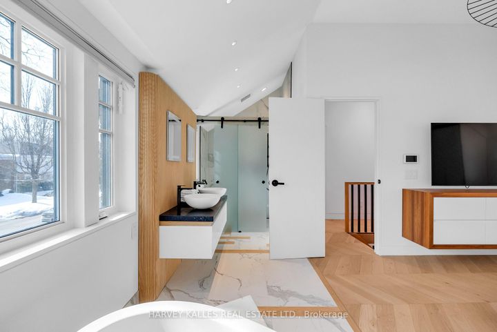 Photo 24 at 4 Belvedere Boulevard, Kingsway South, Toronto