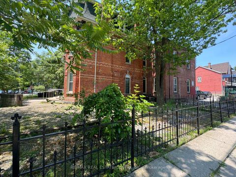 Photo 2 at 28 Cecil Street, Chinatown, Toronto