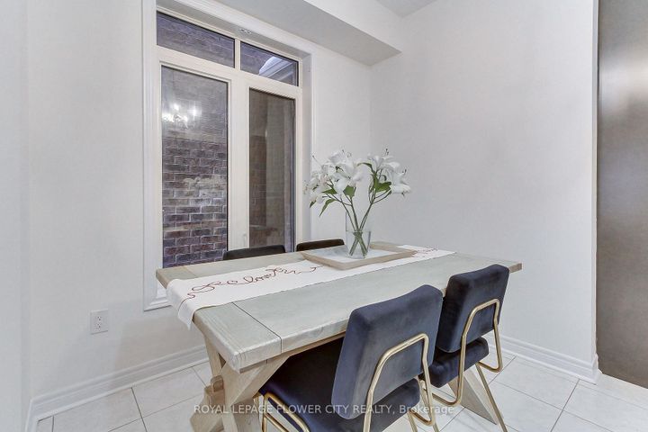 Photo 6 at 101 Huguenot Road, GO Glenorchy, Oakville