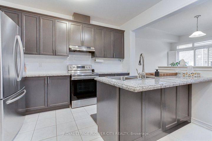 Photo 8 at 101 Huguenot Road, GO Glenorchy, Oakville