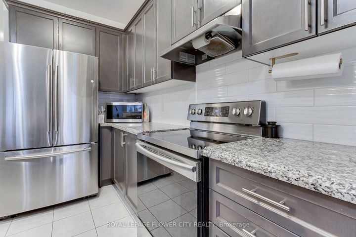 Photo 9 at 101 Huguenot Road, GO Glenorchy, Oakville