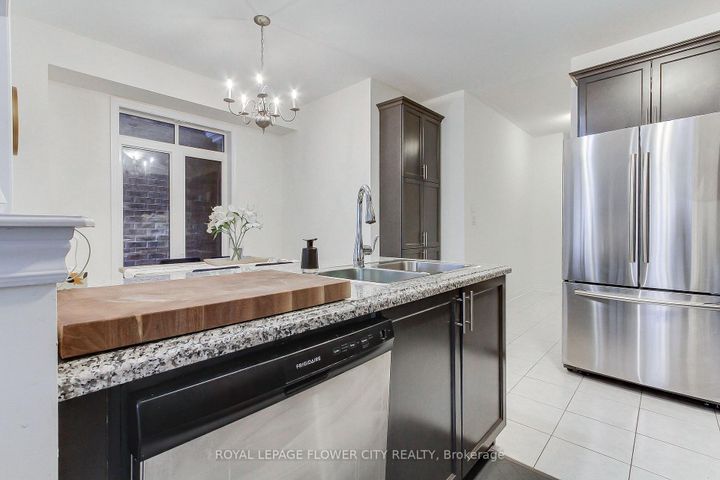 Photo 10 at 101 Huguenot Road, GO Glenorchy, Oakville