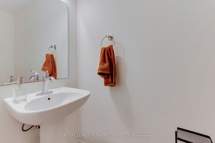 Photo 15 at 101 Huguenot Road, GO Glenorchy, Oakville