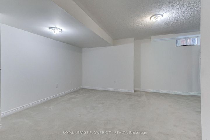 Photo 26 at 101 Huguenot Road, GO Glenorchy, Oakville