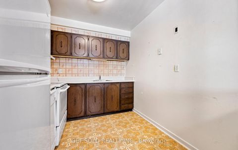 Photo 20 at 827 - 20 Tandridge Crescent, Old Rexdale, Toronto