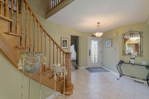 Photo 2 at 418 Chieftan Circle, Hurontario, Mississauga