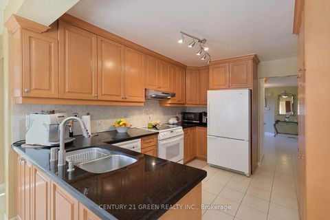 Photo 7 at 418 Chieftan Circle, Hurontario, Mississauga