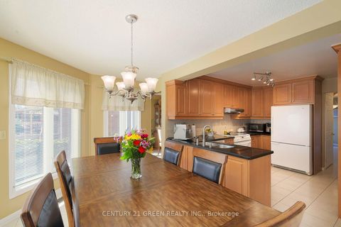 Photo 9 at 418 Chieftan Circle, Hurontario, Mississauga