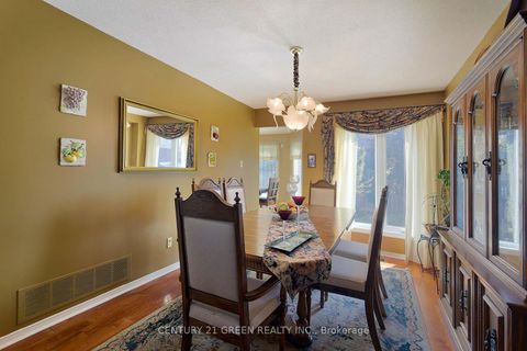 Photo 13 at 418 Chieftan Circle, Hurontario, Mississauga