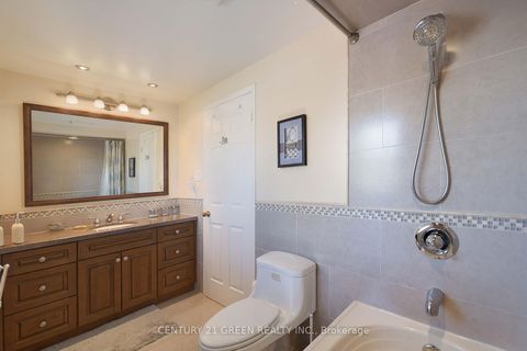 Photo 27 at 418 Chieftan Circle, Hurontario, Mississauga