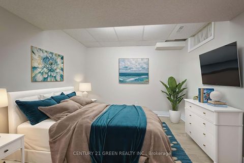 Photo 33 at 418 Chieftan Circle, Hurontario, Mississauga