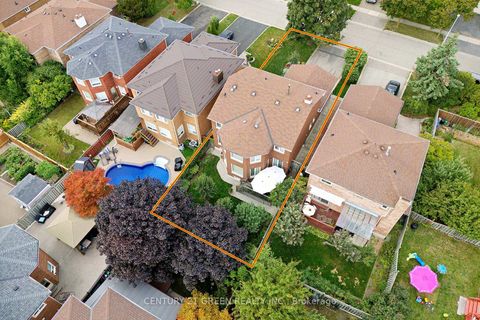 Photo 38 at 418 Chieftan Circle, Hurontario, Mississauga