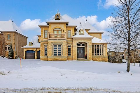 Photo 1 at 123 Carisbrooke Circle, Bayview Southeast, Aurora