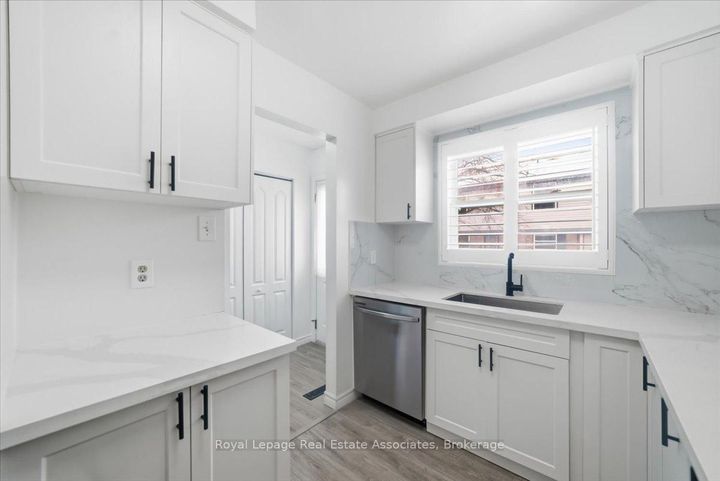 Photo 3 at 85 - 6699 Falconer Drive, Streetsville, Mississauga