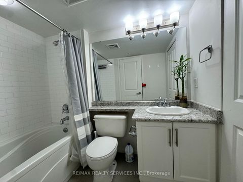 Photo 8 at 94 - 9 Windermere Avenue, Swansea, Toronto