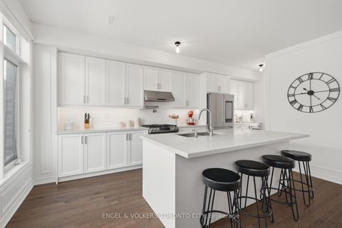 Photo 11 at 43 Holyrood Crescent, Kleinburg, Vaughan