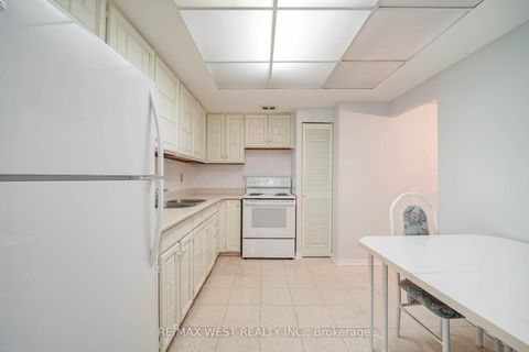 Photo 4 at 909 - 10 Muirhead Road, Pleasant View, Toronto