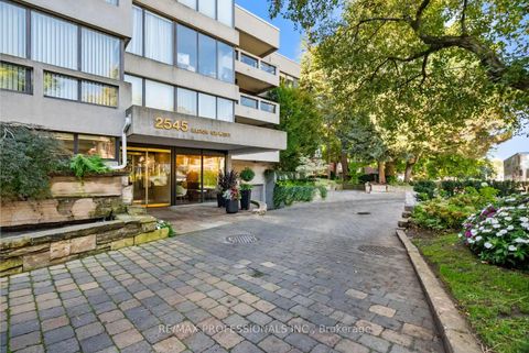 Photo 2 at 404 - 2545 Bloor Street W, Swansea, Toronto