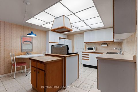 Photo 9 at 404 - 2545 Bloor Street W, Swansea, Toronto