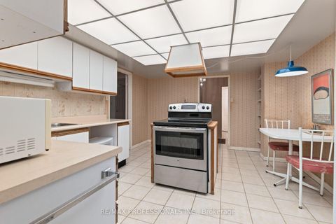 Photo 10 at 404 - 2545 Bloor Street W, Swansea, Toronto