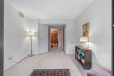 Photo 23 at 404 - 2545 Bloor Street W, Swansea, Toronto